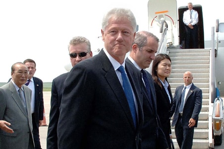 Bill Clinton leaves N Korea with two US scribes