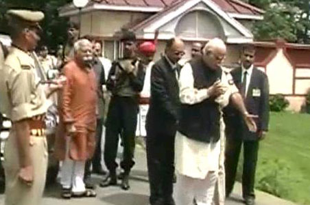 Advani pays visit to RSS chief, signals a new beginning