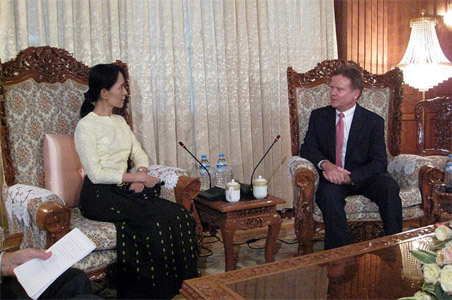 US Senator meets Aung San Suu Kyi