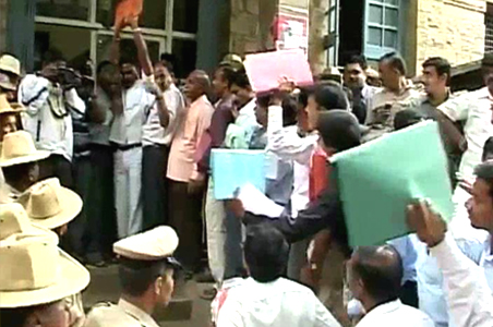 4000 doctors quit jobs over pay