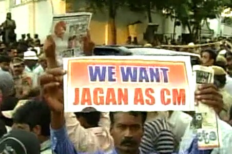 Jagan supporters tear down Sonia banner