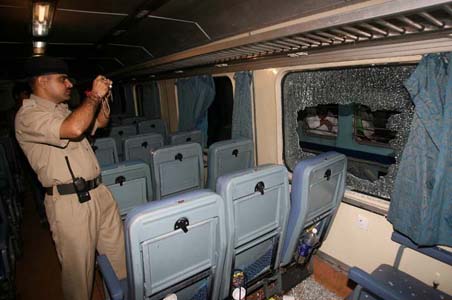 Violence in Mumbai over train delay