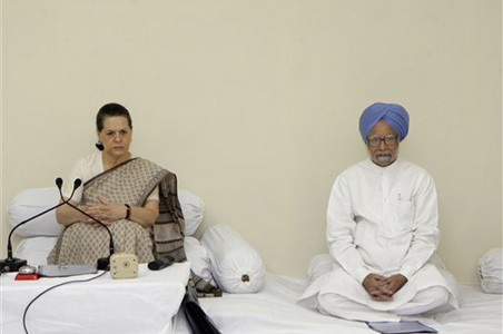 Friends and rivals pay homage to YSR