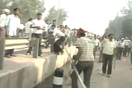 Gurgaon workers protest on highway