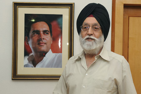 Gill turns peace broker between CGF, Kalmadi