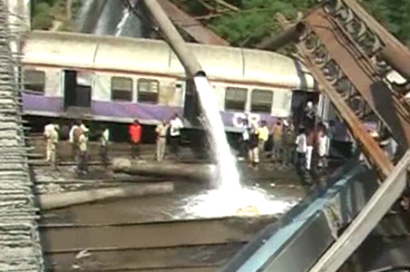 Mumbai: Pipeline falls on moving train; 2 killed