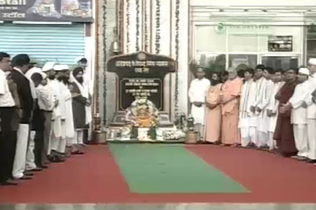 Mumbai prays at CST Station for 52 lives lost