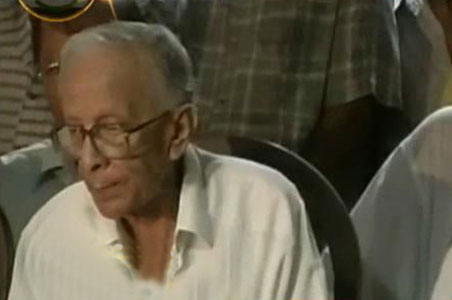 CPM backs Basu, Congress snubs him