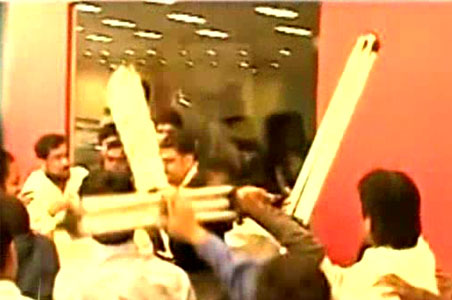 SRK slams attack on channel; Sena unrepentant