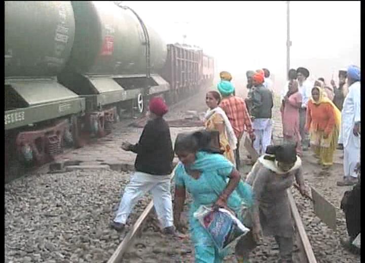 '84 riots protestors stall train near Ludhiana