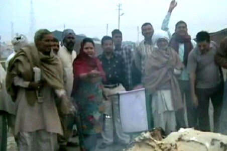 Sugarcane farmers protest in Meerut, block highway