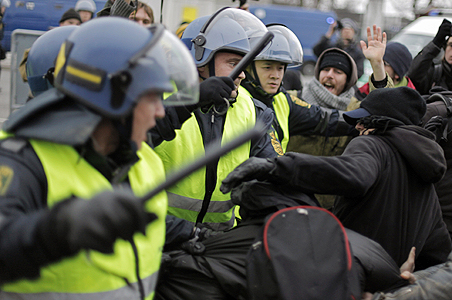 Dozens arrested in fresh Copenhagen protest