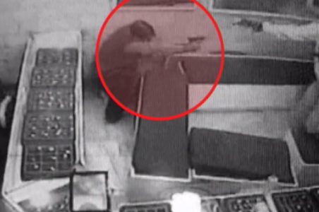 Encounter in Agra, caught on camera