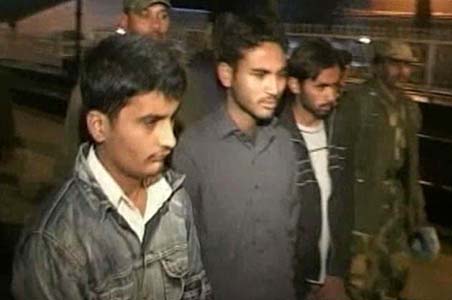 India frees four Pak teenagers
