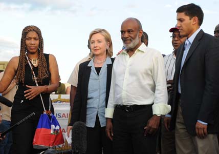 Hillary Clinton visits quake-hit Haiti