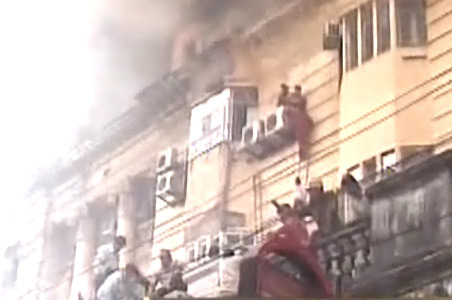 Huge slum fire destroys 500 homes in Kolkata