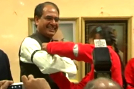 Chouhan joins women hockey team's protest