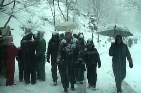 Cold wave claims 120 lives, Kashmir valley cut off