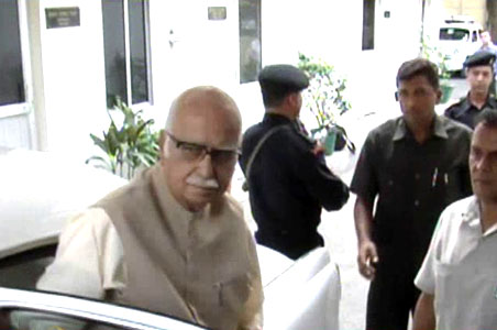 Advani backs Gadkari, says stop infighting