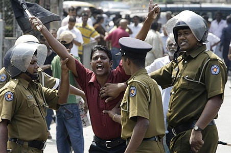 Opposition, govt supporters clash in Sri Lanka 