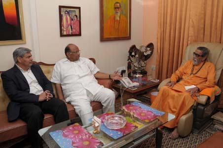 Pawar meets Thackeray for cricket, snubs Congress