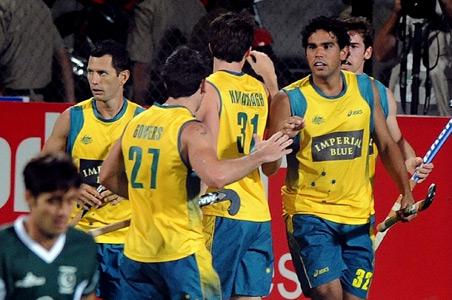 Abbott spoils Pakistan's party, Aussies sail into semis