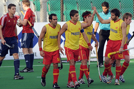 Spain beat table toppers England 2-0