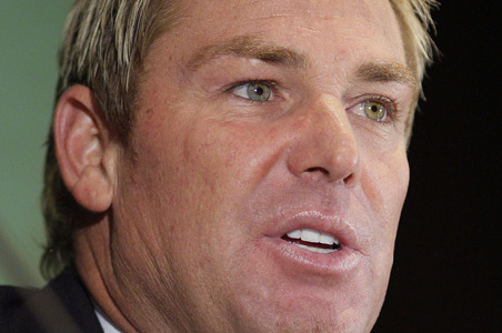 Warne mingles with Indian students to allay fears