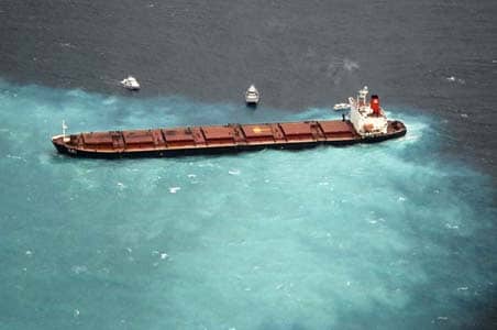 Oz: Oil spill near Great Barrier Reef