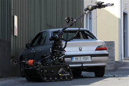 British Army dismantles car bomb