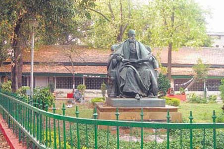 Mumbai professor may lose job for 'threatening' students