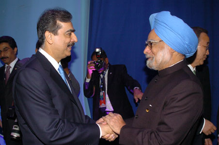 Manmohan, Gilani say 'hello' in Washington