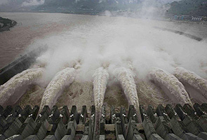 Heavy rain, flood test China's biggest dam