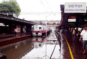 Heavy rains in Mumbai, local trains a little late