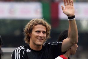 Diego Forlan leaves 40,000 spectators spellbound