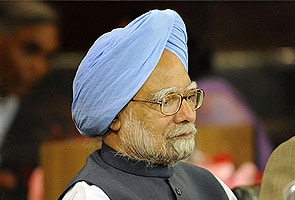 Manmohan Singh calls Pak PM, offers more help for floods