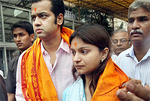 Rahul Mahajan and wife Dimpy visit Sidhhivinayak temple