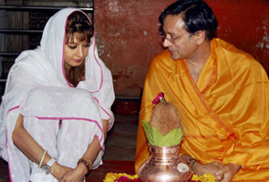 Shashi Tharoor to wed Sunanda Pushkar on Aug 17?