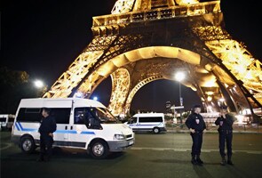 Eiffel Tower evacuated after bomb scare  