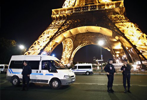 Eiffel Tower evacuated after bomb scare  