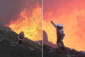 Hot video! Climbing into a boiling volcano