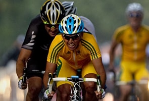 Aussies Davis, Gilmore claim road cycling gold medals