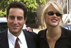 Jury convicts ex-Playboy model Smith's boyfriend 