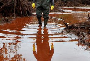 Crews struggle to clear toxic Hungary sludge flood