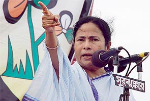 Mamata lashes out at Centre in election rally 