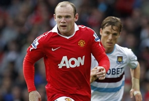 Rooney signs new 5-year deal with Manchester United