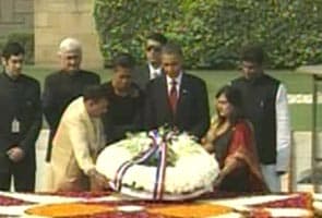 New Delhi: Obama presents King memorabilia to Rajghat