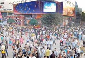 Girl gangs looting trade fair visitors in Delhi