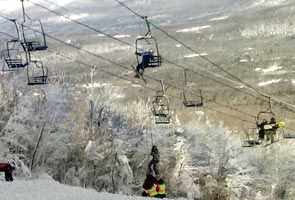 Over 200 US skiers stranded after chairlift derails