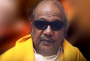 Sonia a "light of sacrifice": Karunanidhi